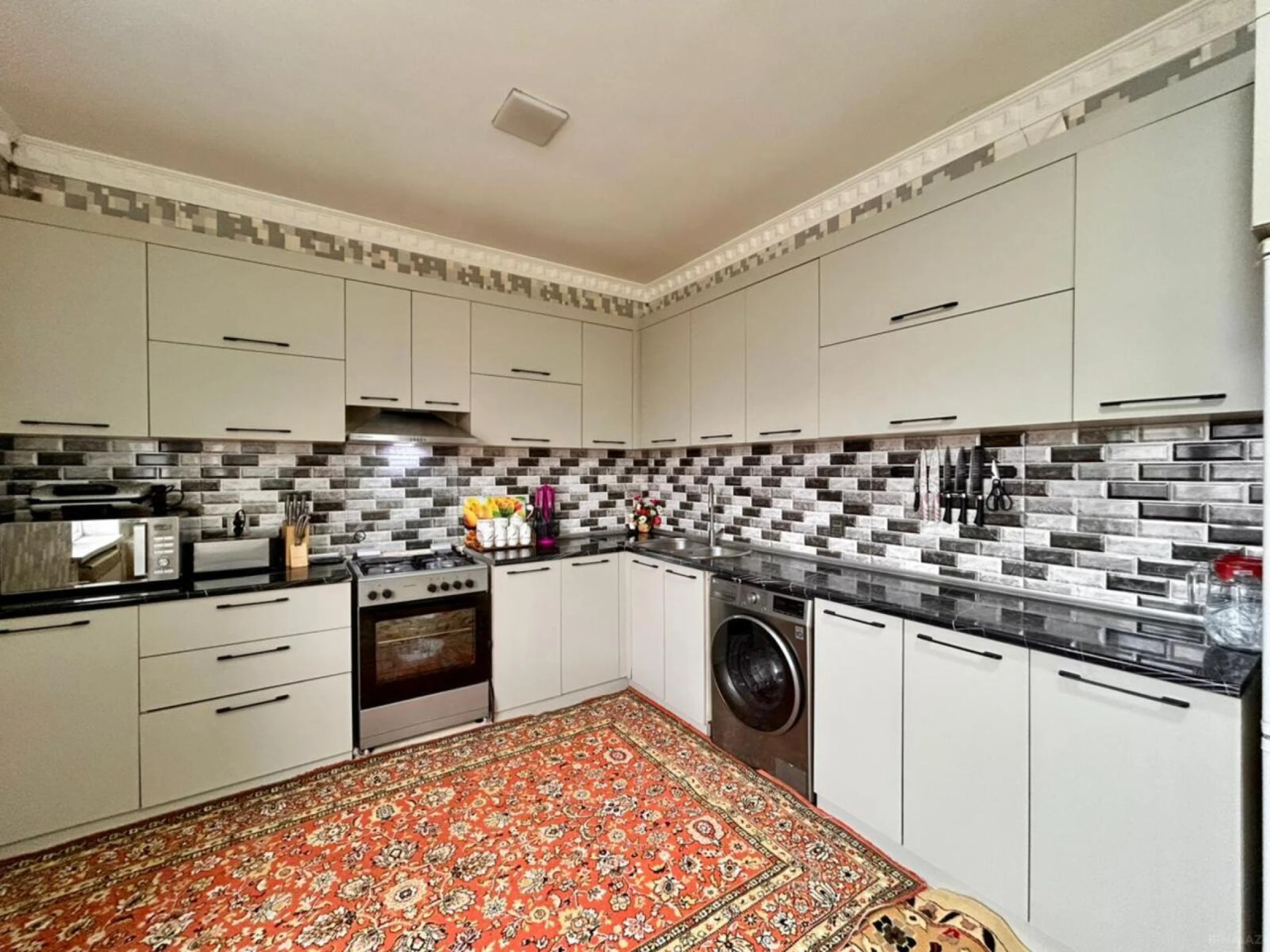 Satılır 5 otaqlı həyət evi 200 m²