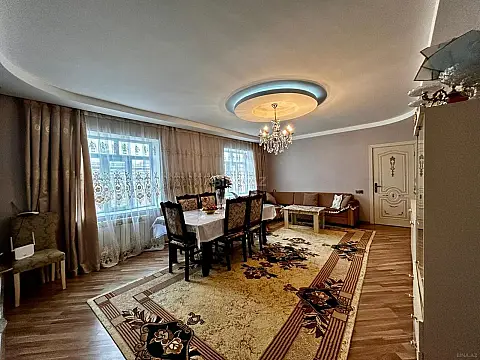 Satılır 5 otaqlı həyət evi 200 m²