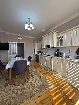 Satılır 8 otaqlı həyət evi 460 m²