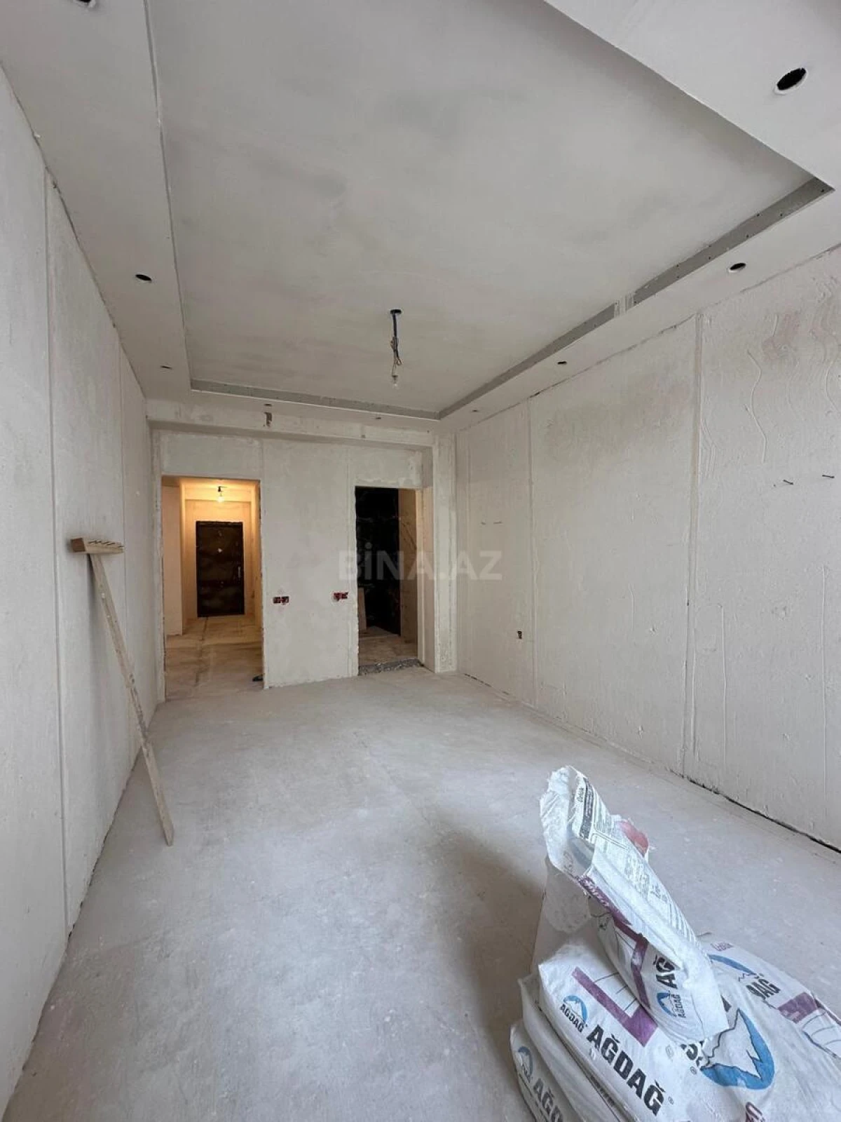 Satılır 4 otaqlı mənzil 146 m²
