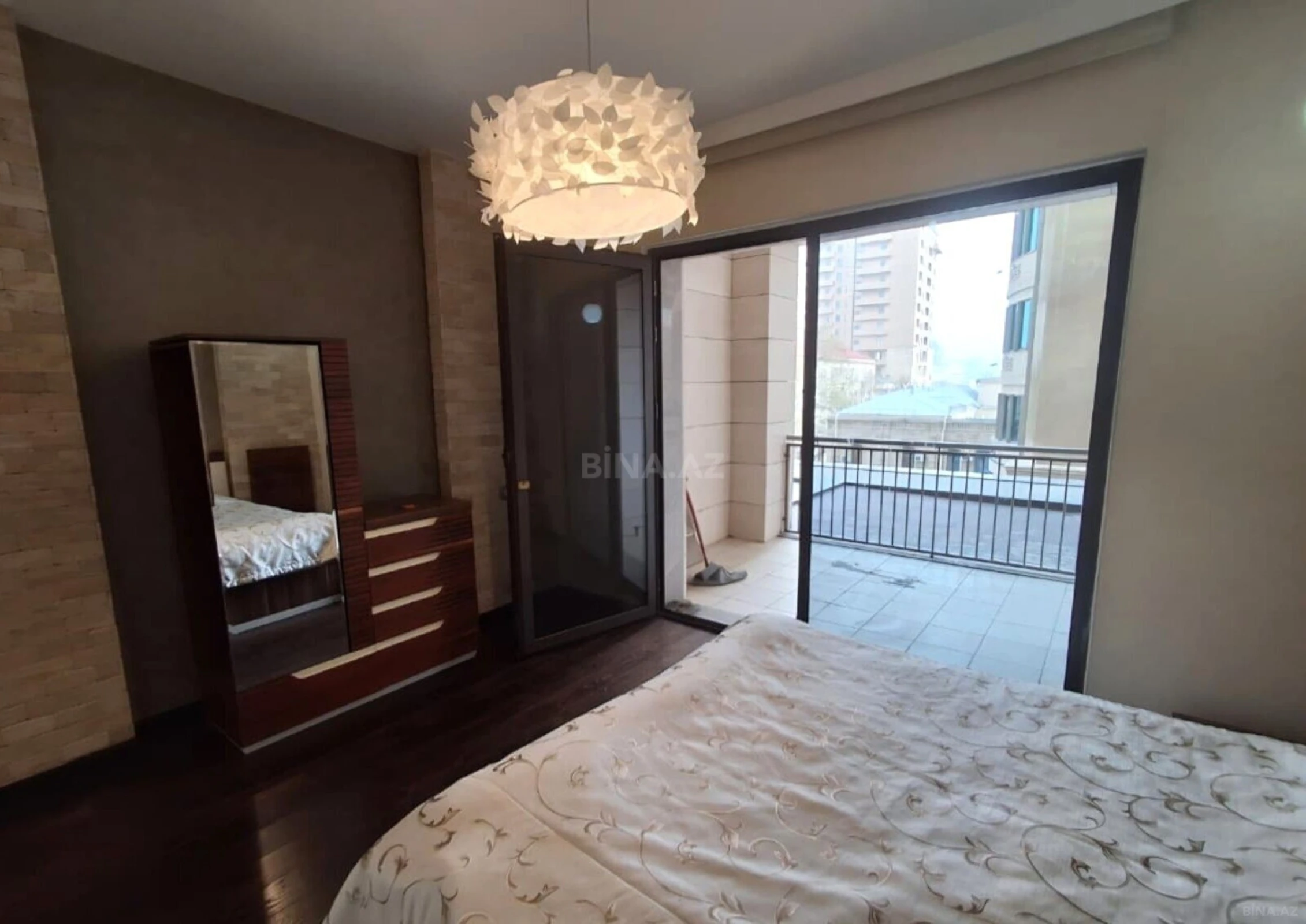 Kirayə verilir 2 otaqlı mənzil 90 m²