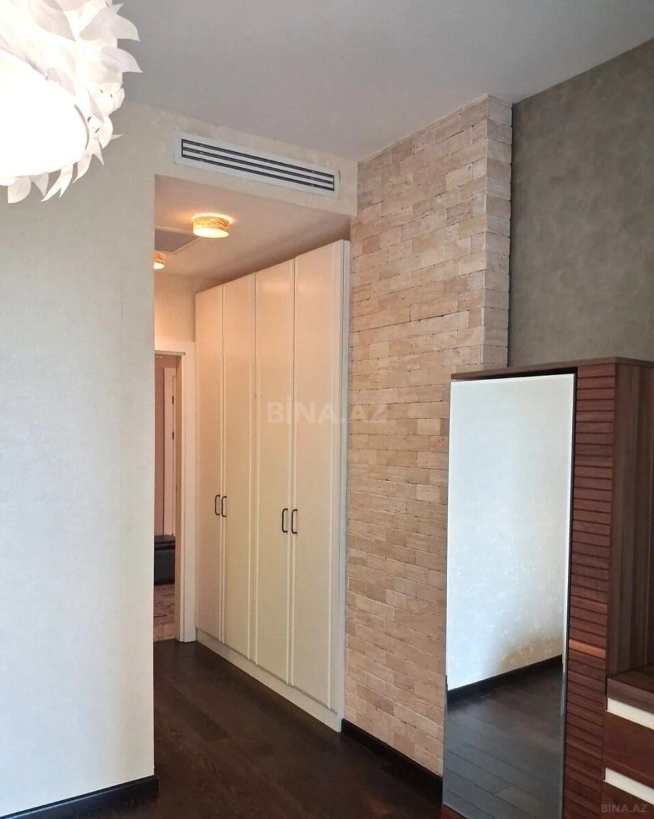 Kirayə verilir 2 otaqlı mənzil 90 m²