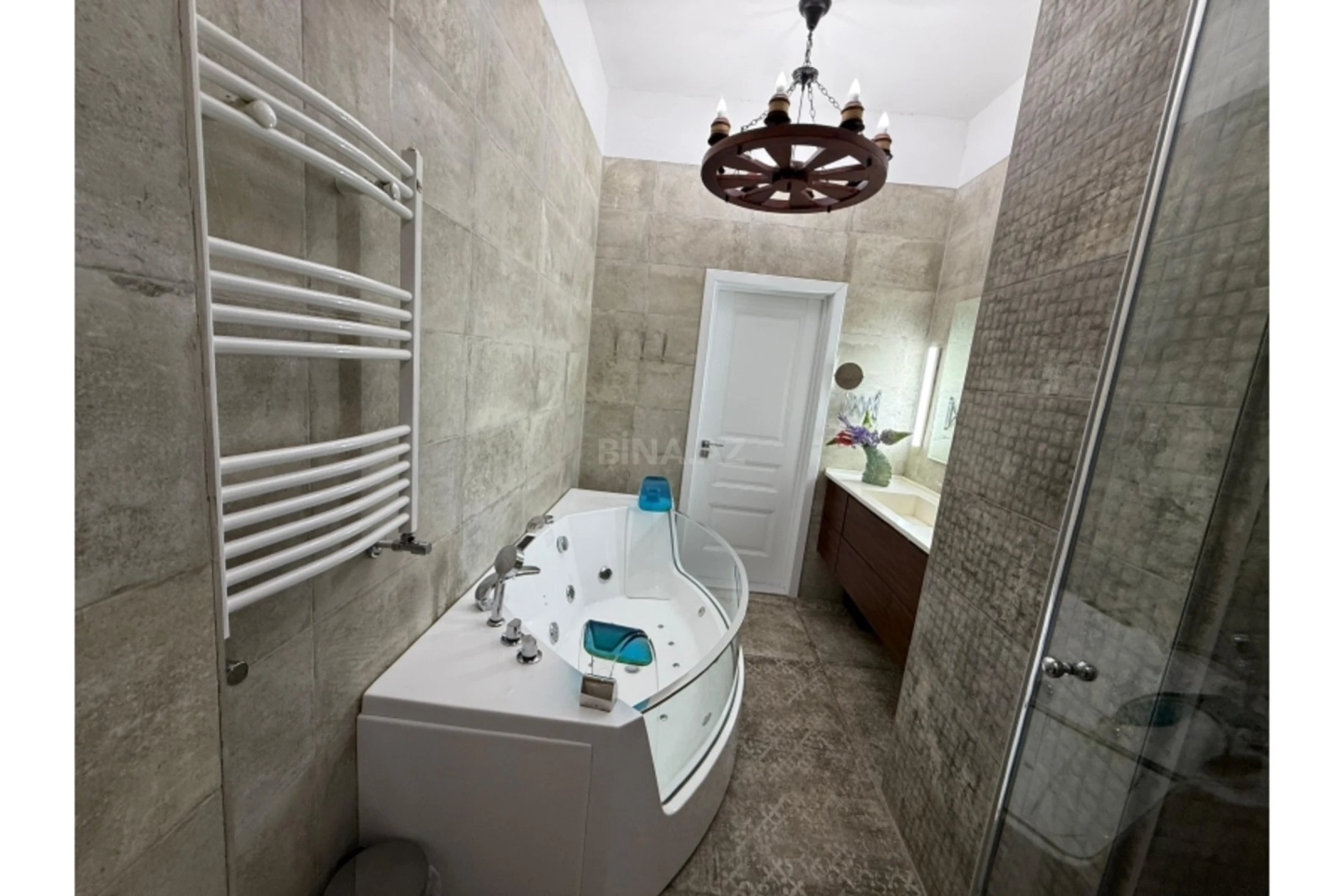Kirayə verilir 4 otaqlı mənzil 180 m²