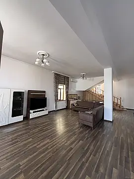 Satılır 5 otaqlı həyət evi 280 m²