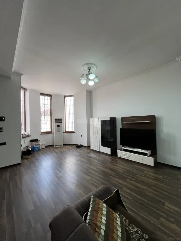 Satılır 5 otaqlı həyət evi 280 m²