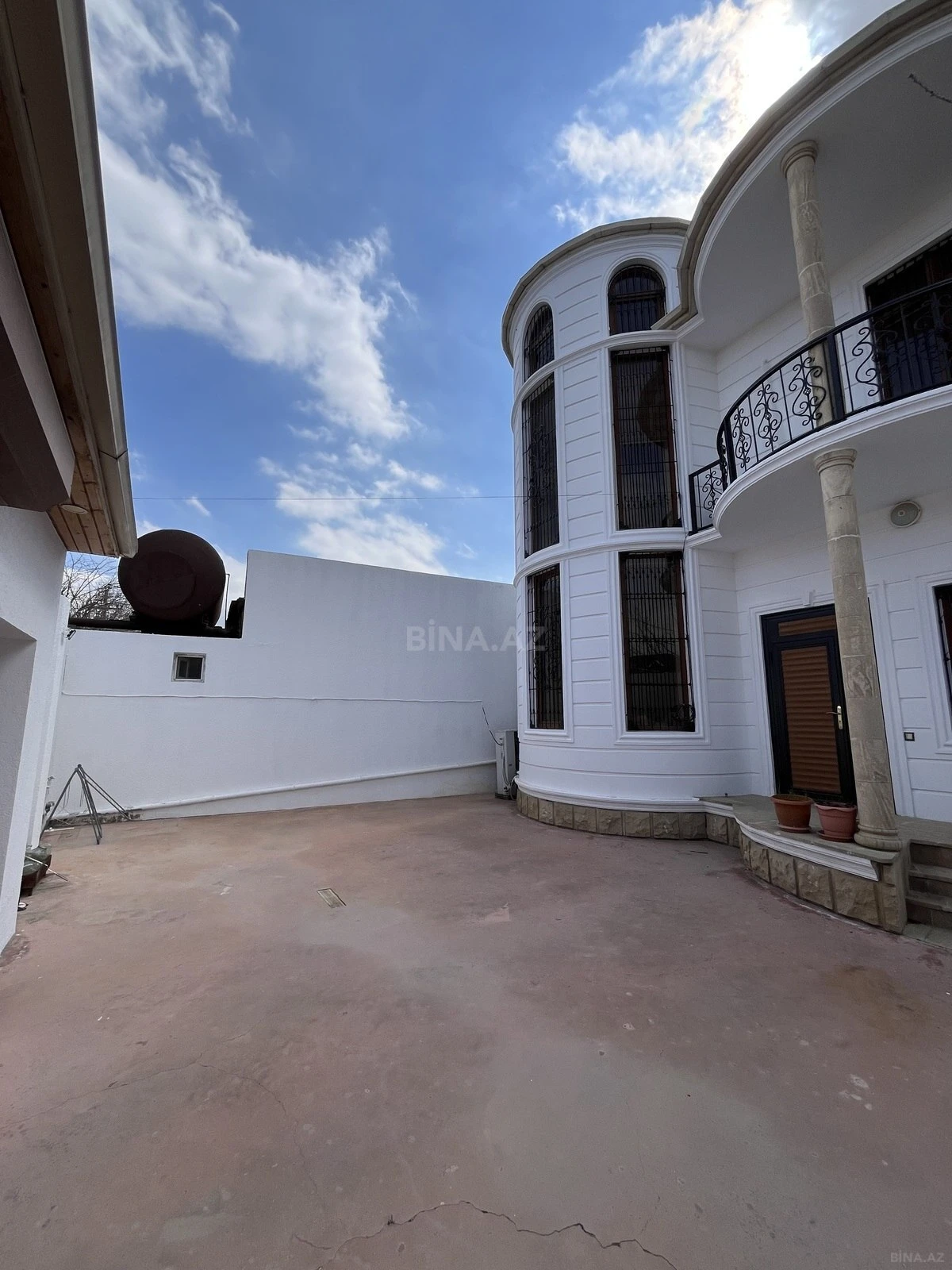 Satılır 5 otaqlı həyət evi 280 m²