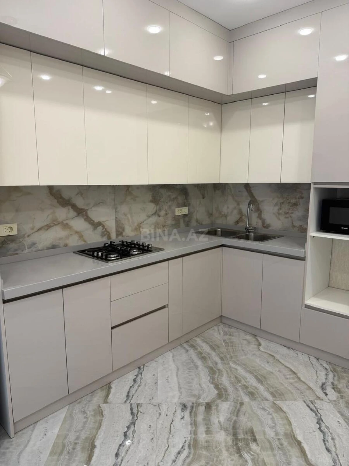 Kirayə verilir 3 otaqlı mənzil 150 m²