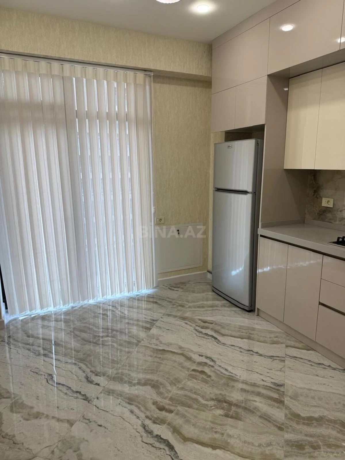 Kirayə verilir 3 otaqlı mənzil 150 m²