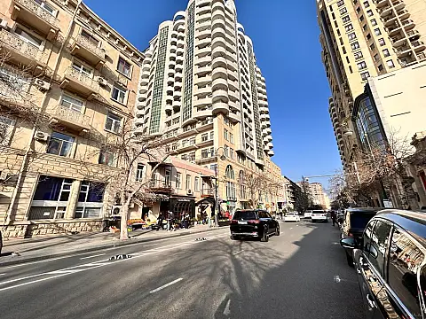 Satılır 5 otaqlı mənzil 265 m²