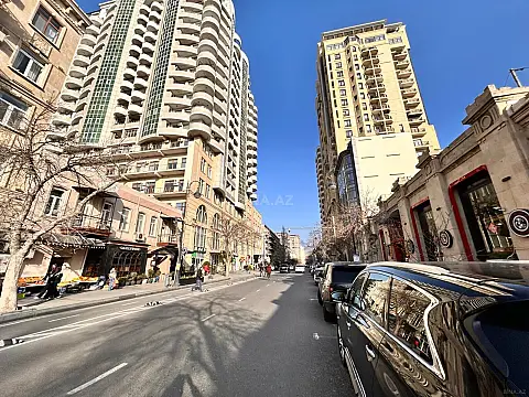 Satılır 5 otaqlı mənzil 265 m²