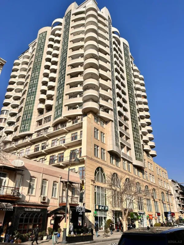 Satılır 5 otaqlı mənzil 265 m²