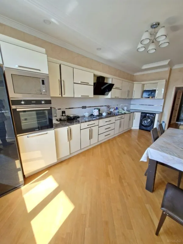 Satılır 3 otaqlı mənzil 130 m²