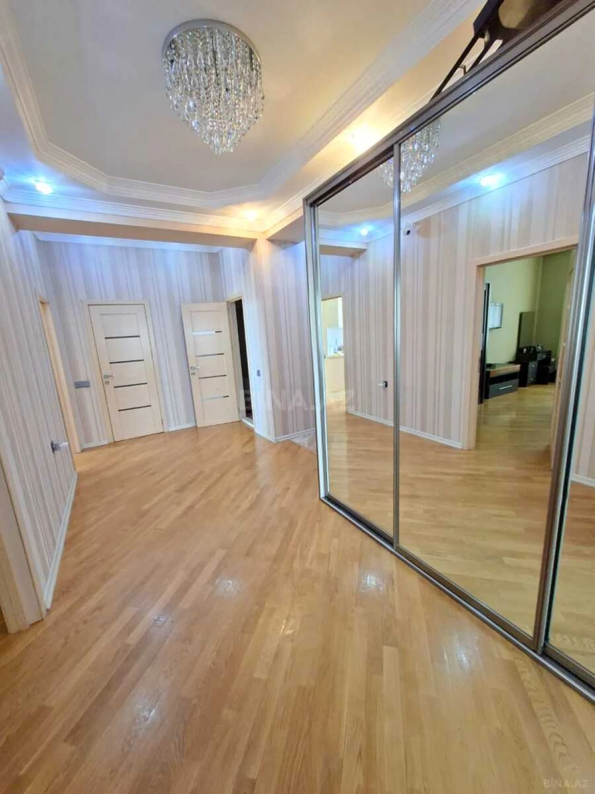 Satılır 2 otaqlı mənzil 125 m²