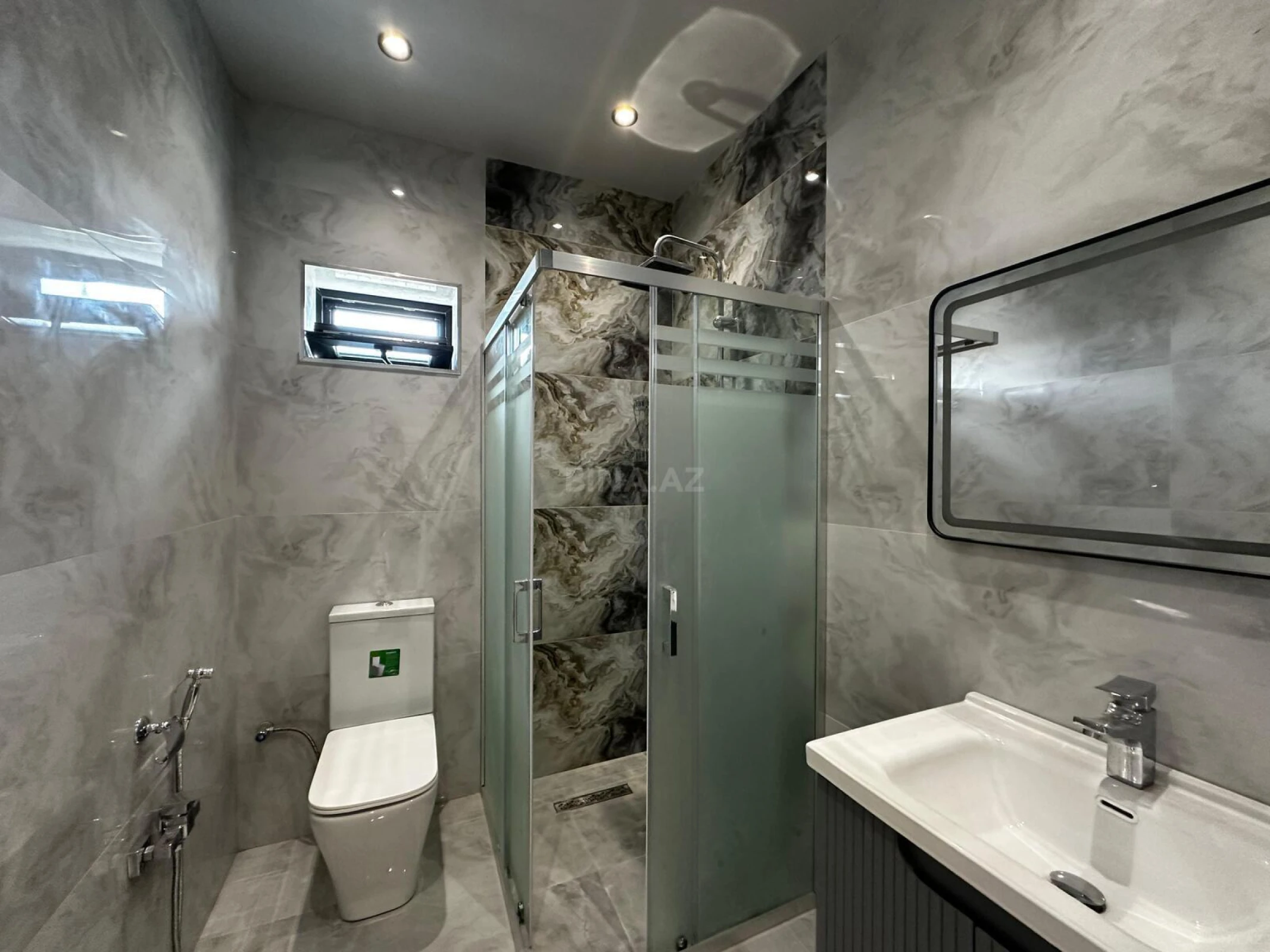 Satılır 6 otaqlı həyət evi 250 m²