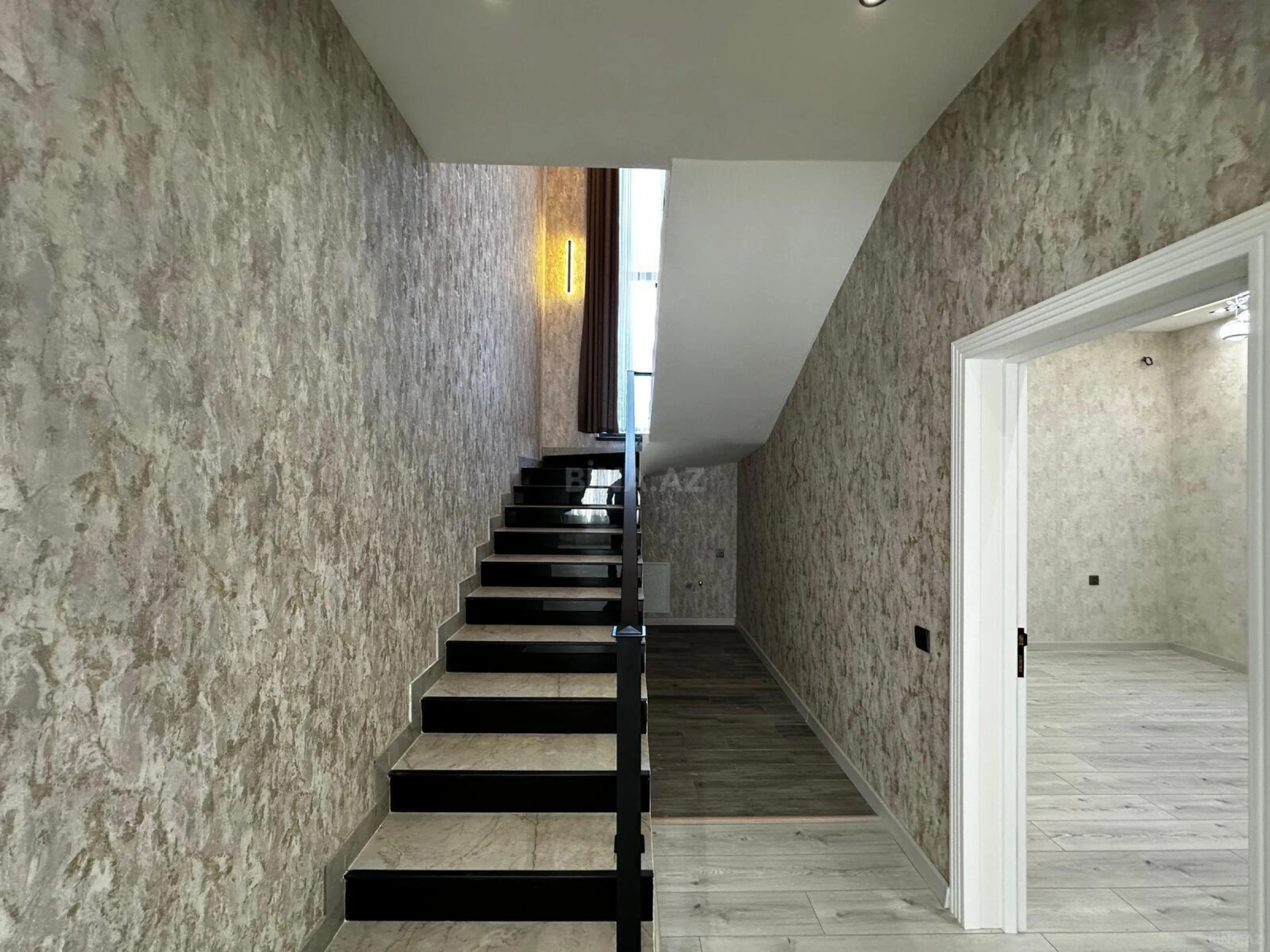 Satılır 6 otaqlı həyət evi 250 m²