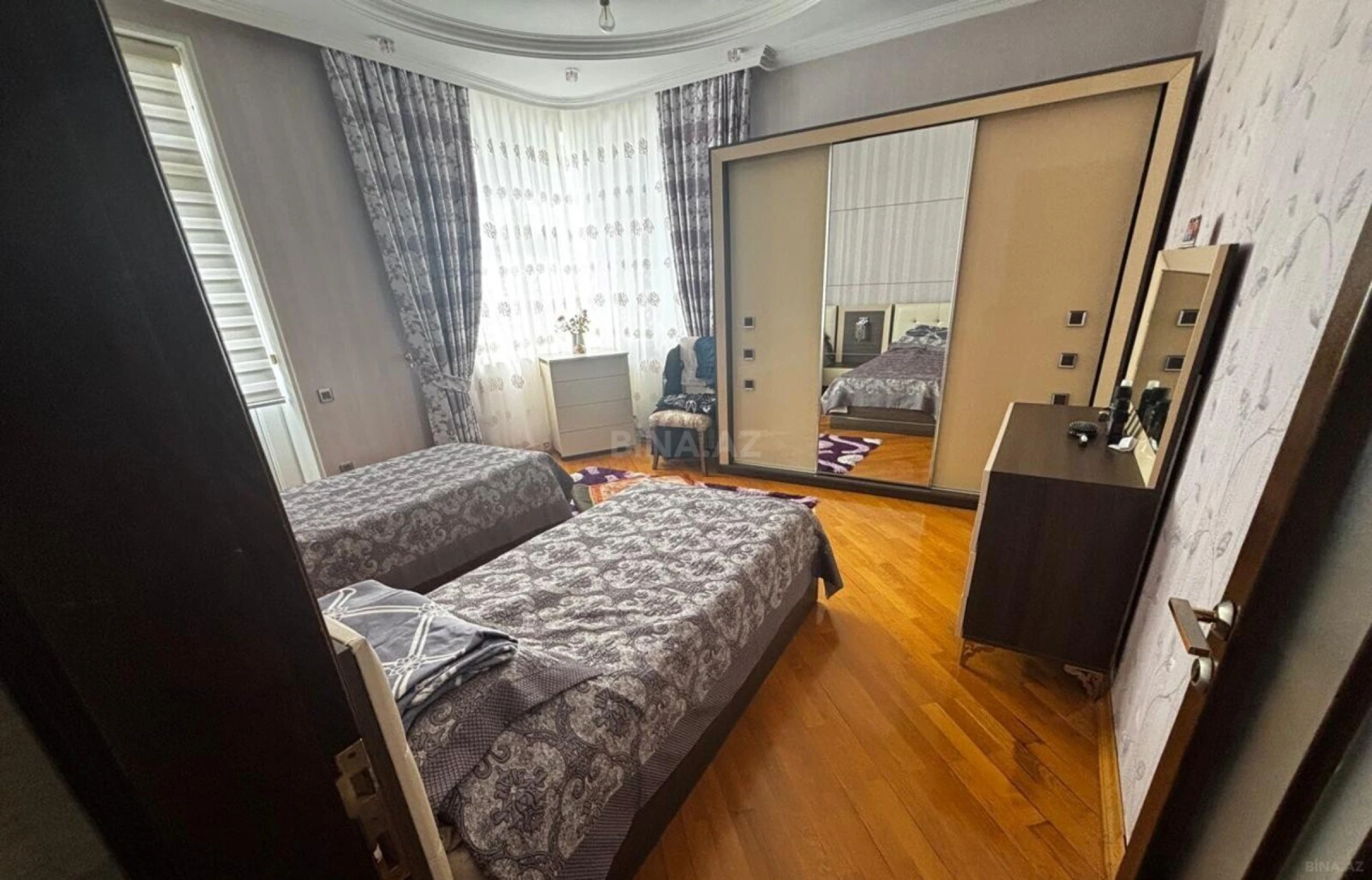 Satılır 3 otaqlı mənzil 137 m²