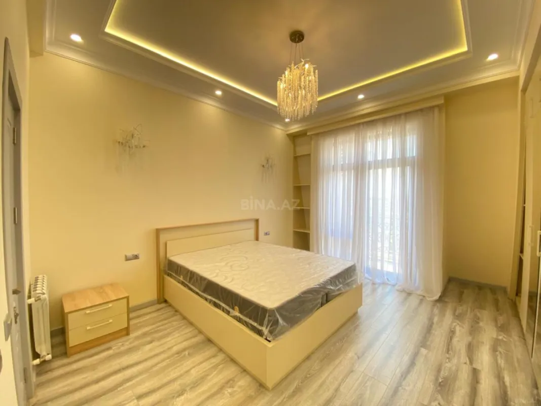 Satılır 4 otaqlı mənzil 121 m²