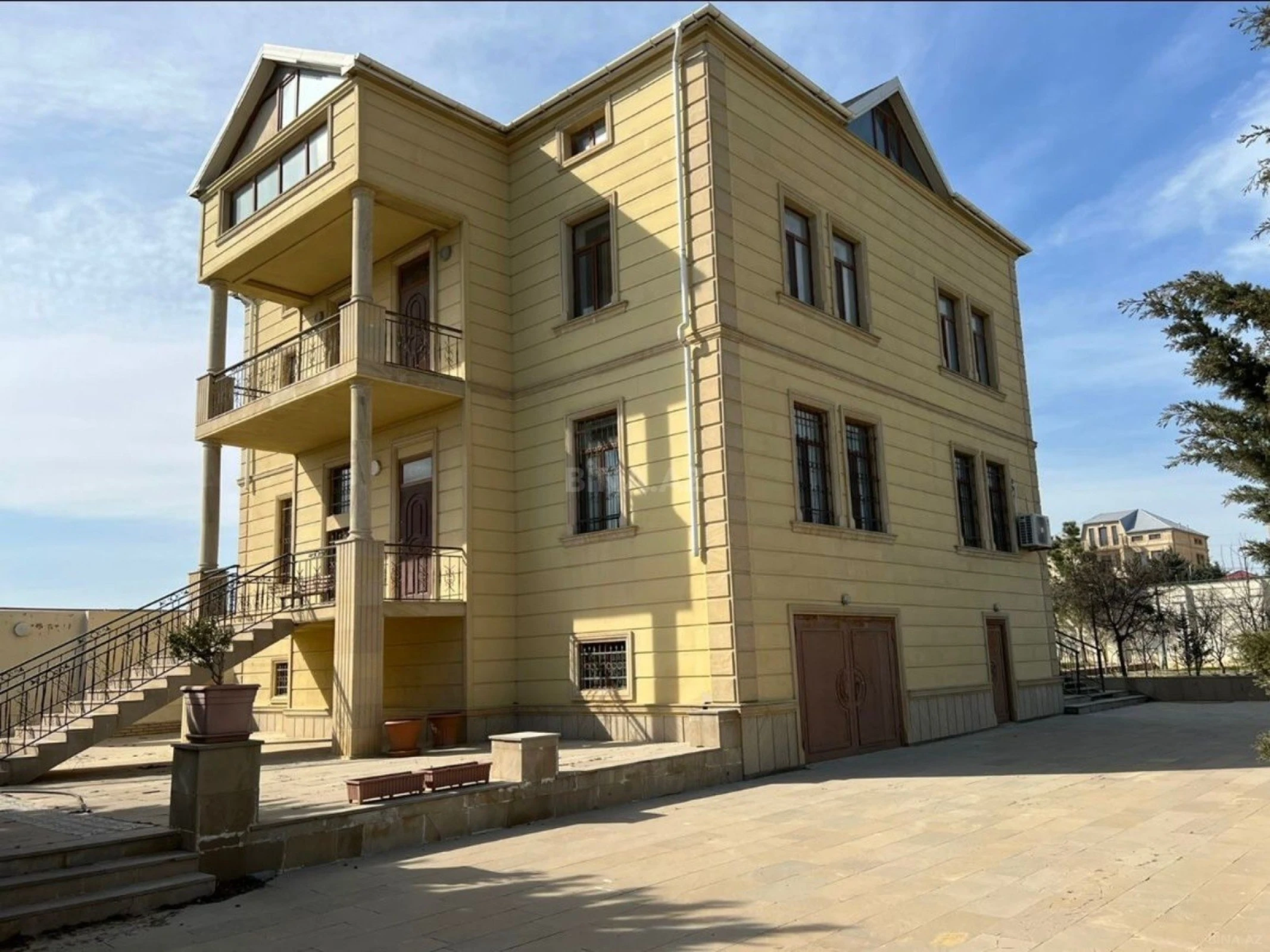 Satılır 7 otaqlı həyət evi 300 m²