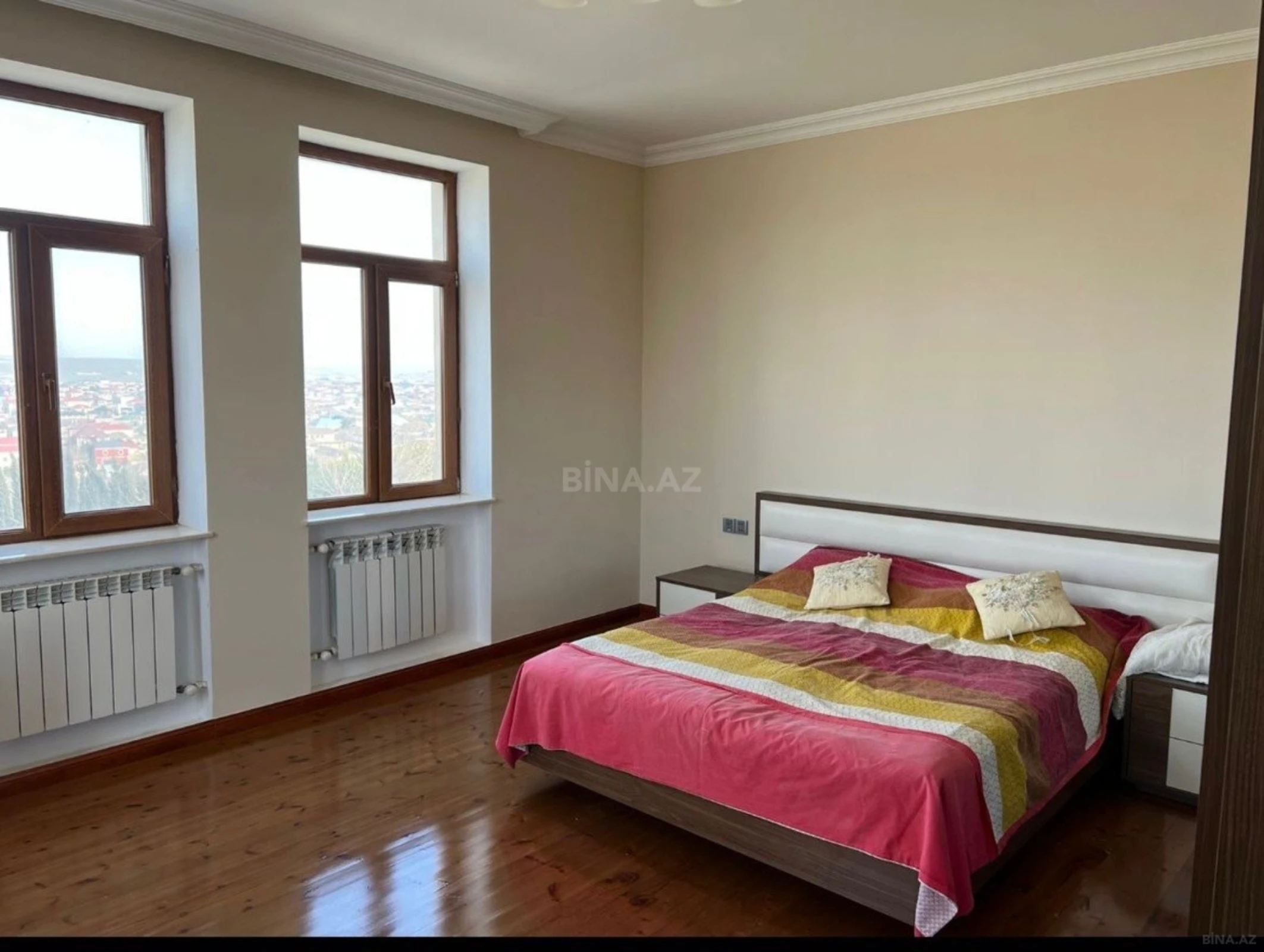 Satılır 7 otaqlı həyət evi 300 m²