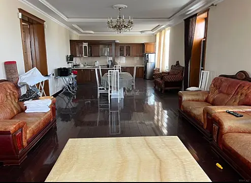 Satılır 7 otaqlı həyət evi 300 m²