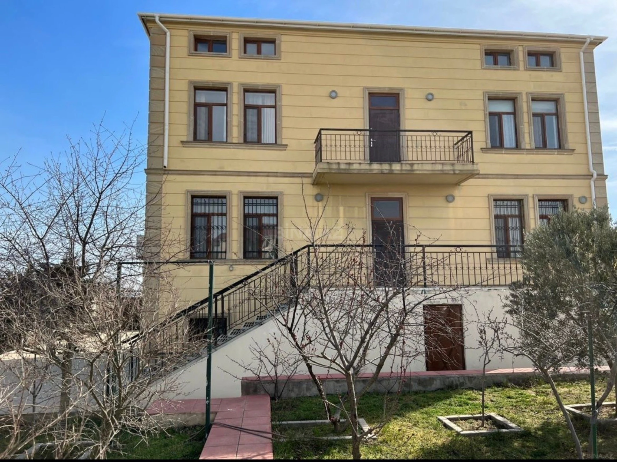 Satılır 7 otaqlı həyət evi 300 m²