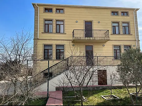 Satılır 7 otaqlı həyət evi 300 m²