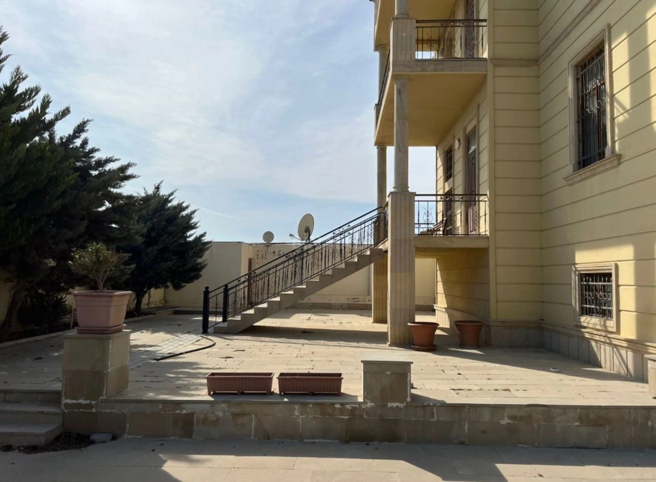 Satılır 7 otaqlı həyət evi 300 m²