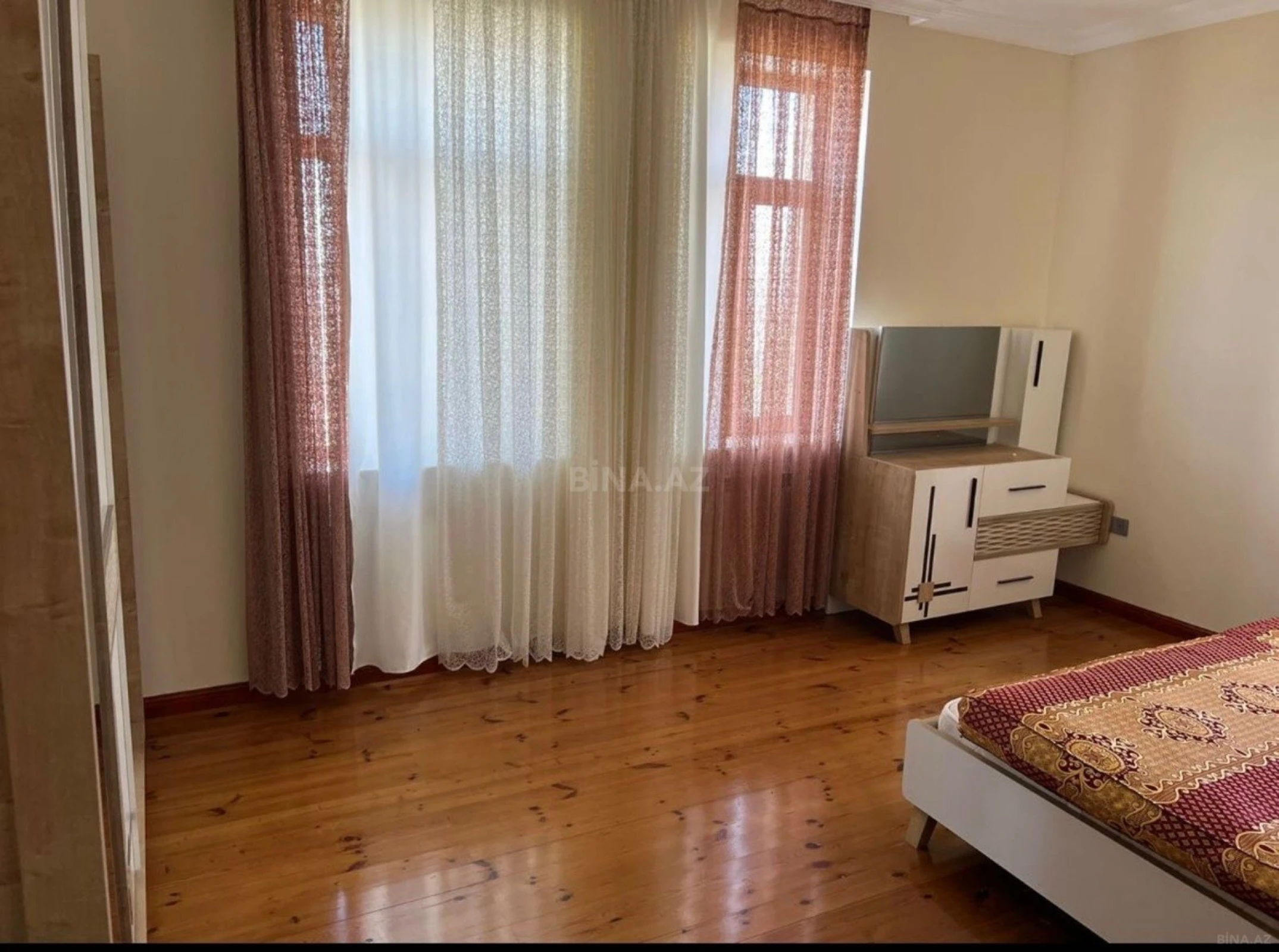 Satılır 7 otaqlı həyət evi 300 m²