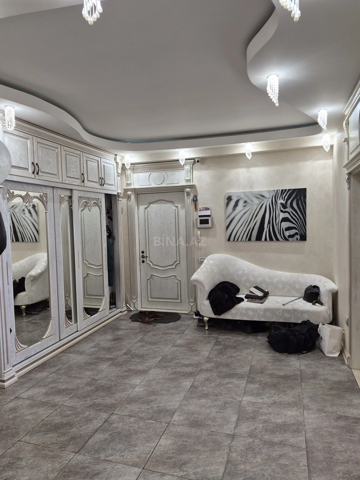 Satılır 3 otaqlı mənzil 150 m²