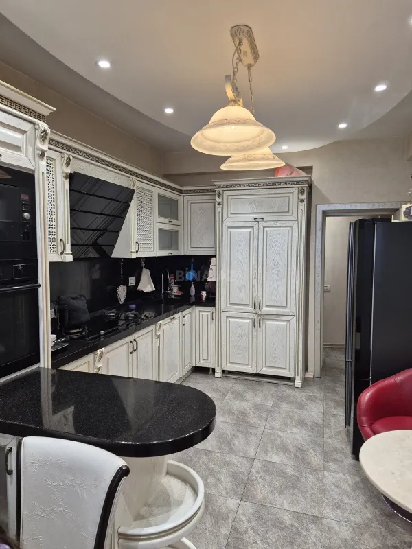 Satılır 3 otaqlı mənzil 150 m²