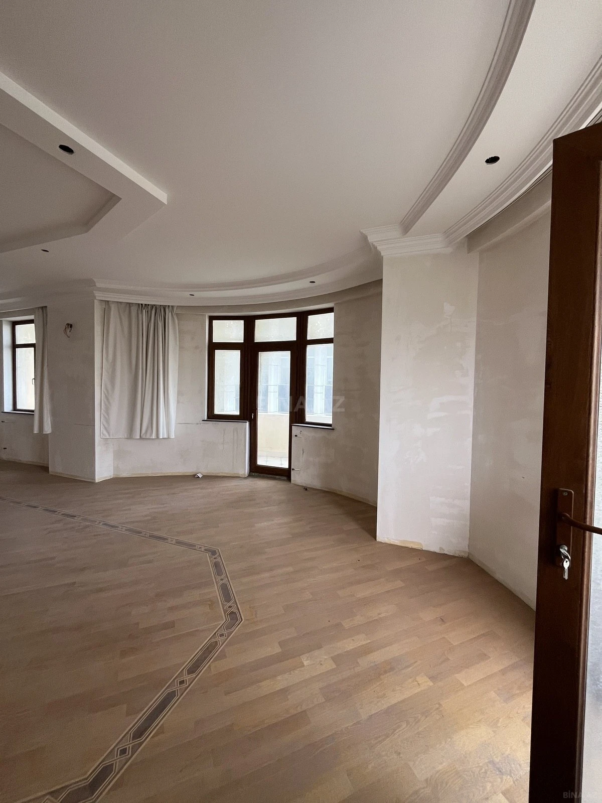Satılır 4 otaqlı mənzil 237 m²