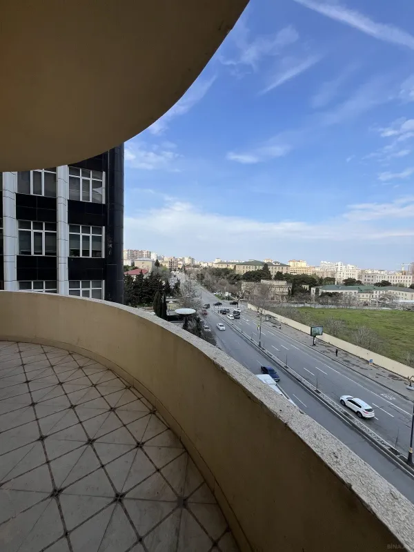 Satılır 4 otaqlı mənzil 237 m²
