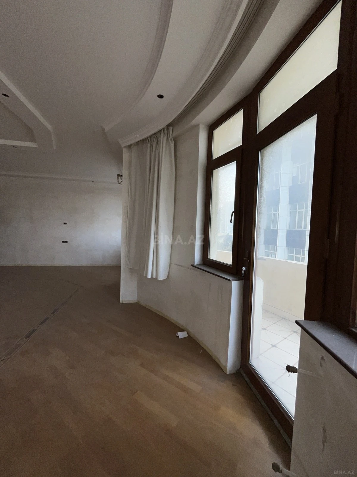 Satılır 4 otaqlı mənzil 237 m²