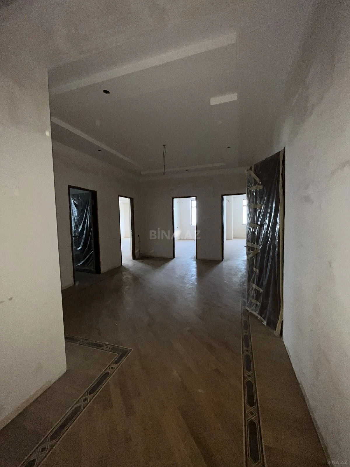 Satılır 4 otaqlı mənzil 237 m²