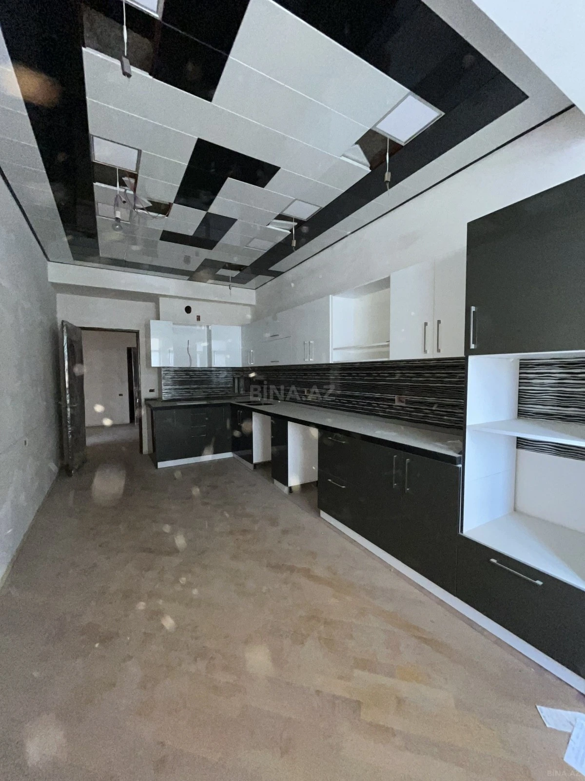 Satılır 4 otaqlı mənzil 237 m²