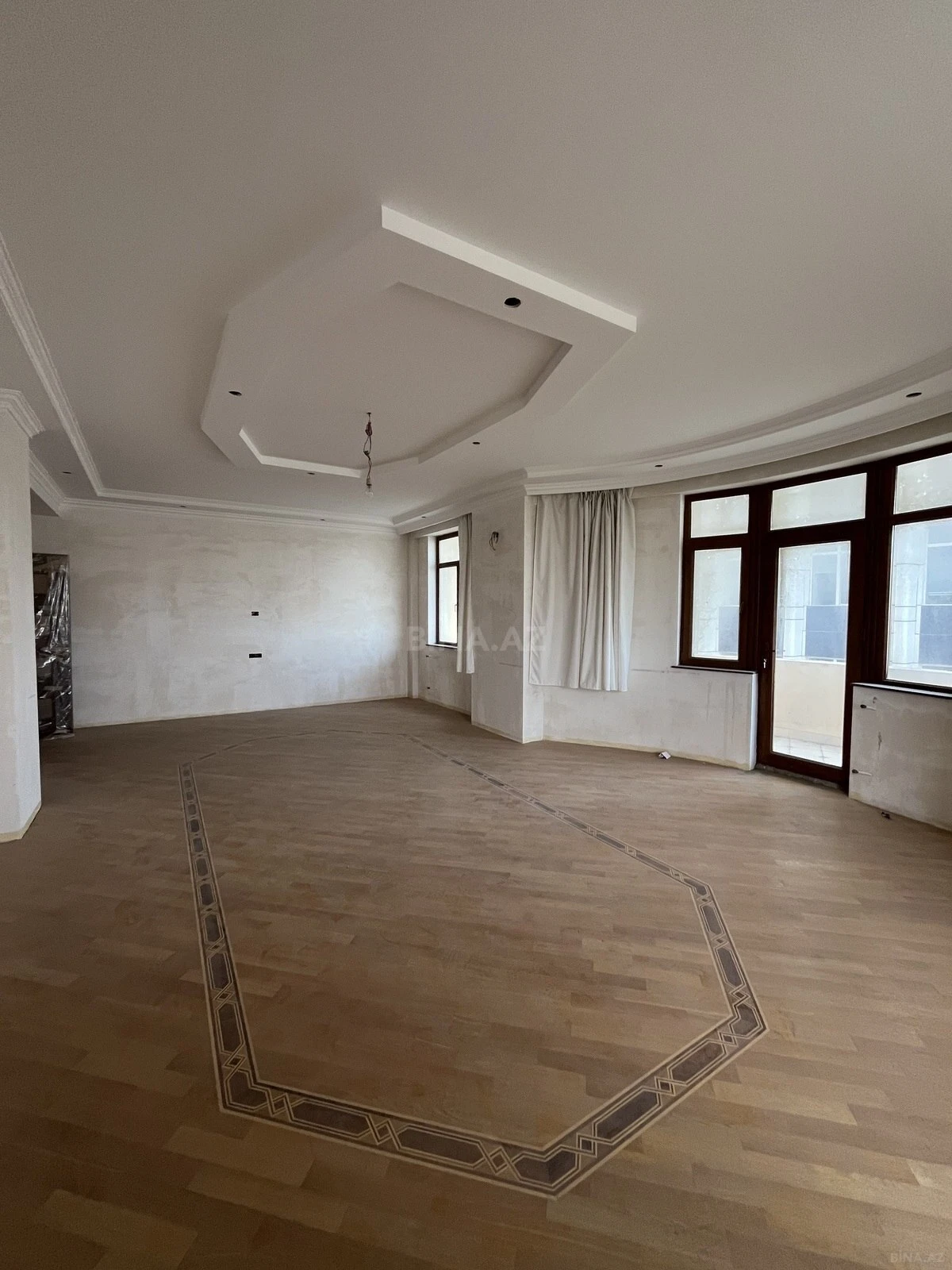 Satılır 4 otaqlı mənzil 237 m²