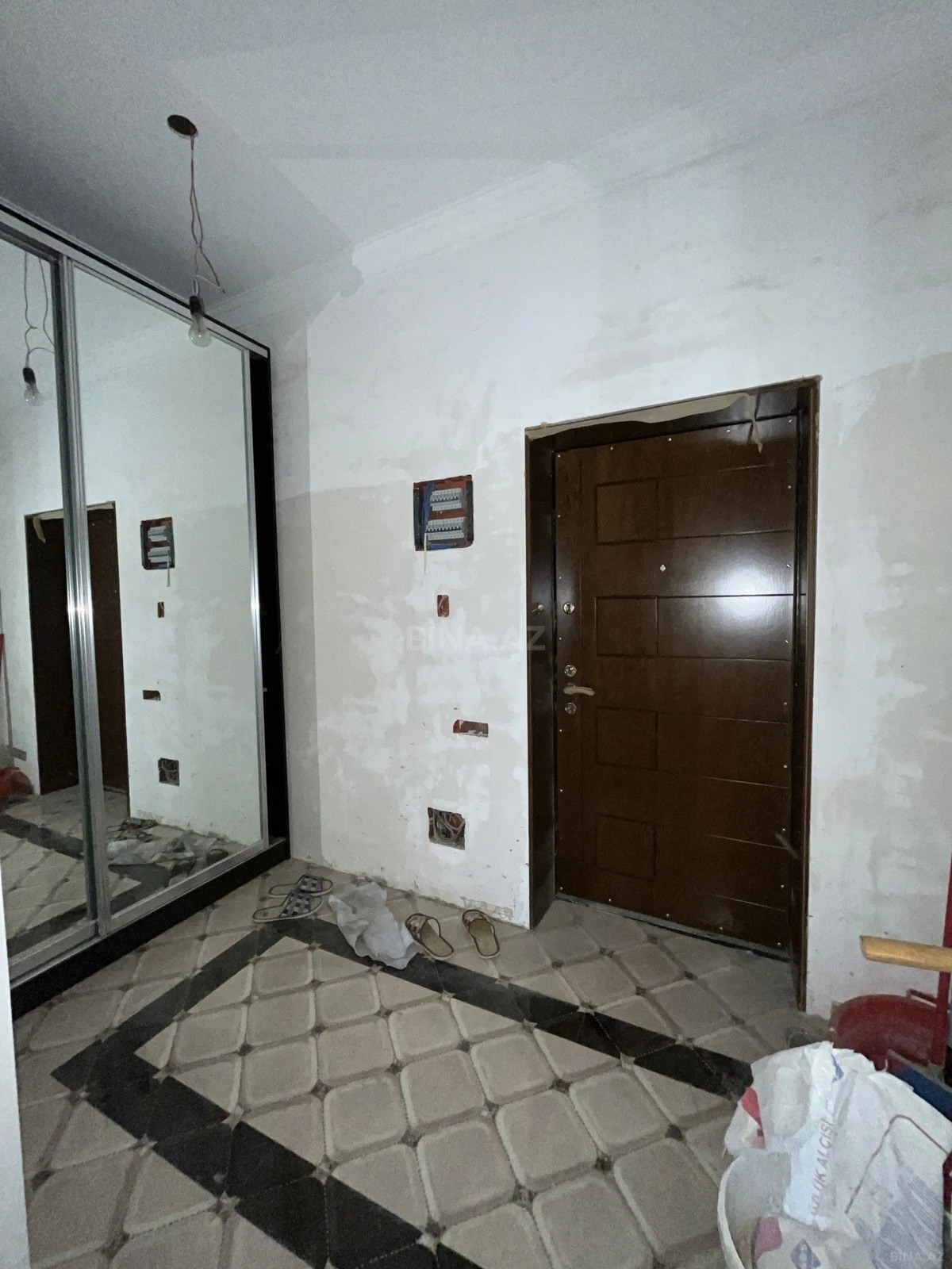 Satılır 4 otaqlı mənzil 237 m²
