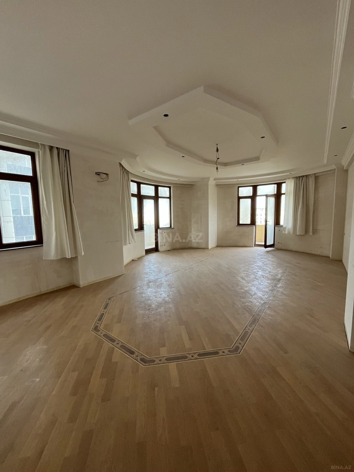 Satılır 4 otaqlı mənzil 237 m²