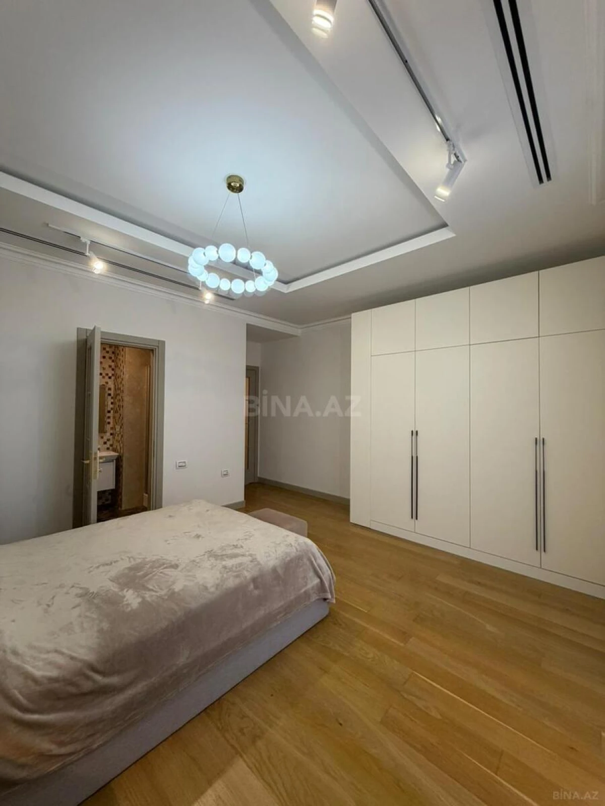 Satılır 3 otaqlı mənzil 130 m²