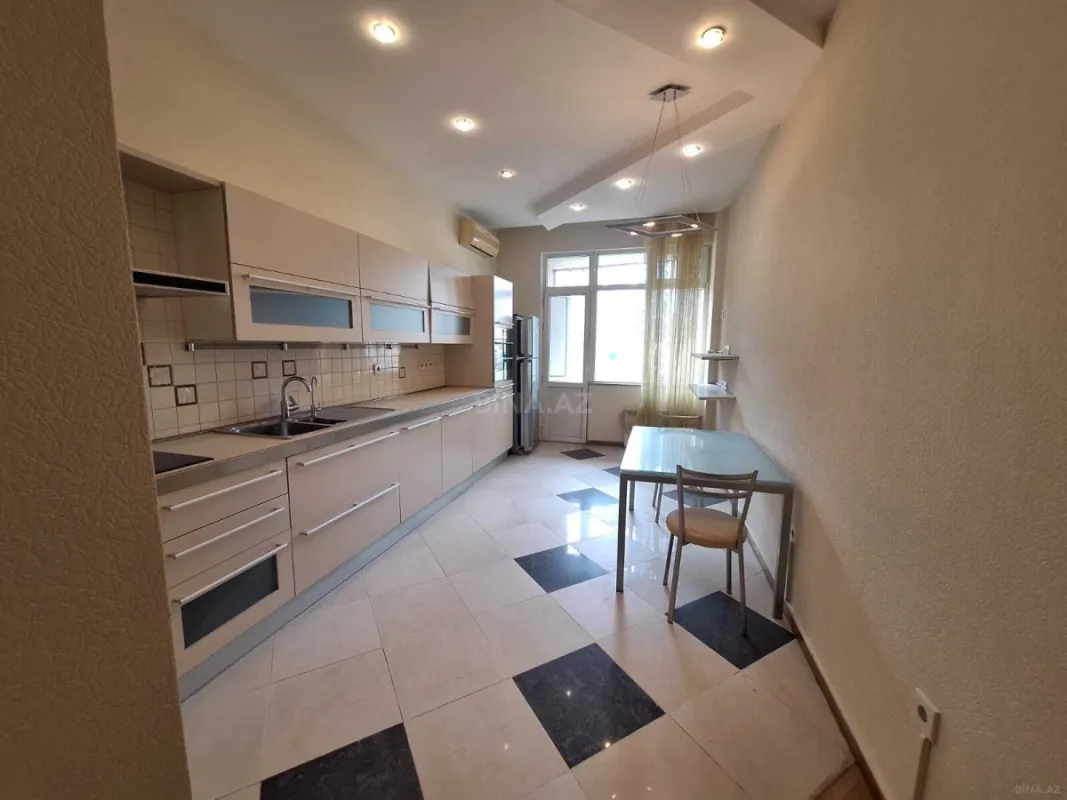 Kirayə verilir 4 otaqlı mənzil 200 m²