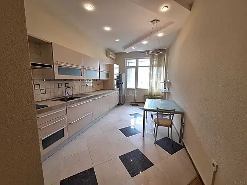Kirayə verilir 4 otaqlı mənzil 200 m²