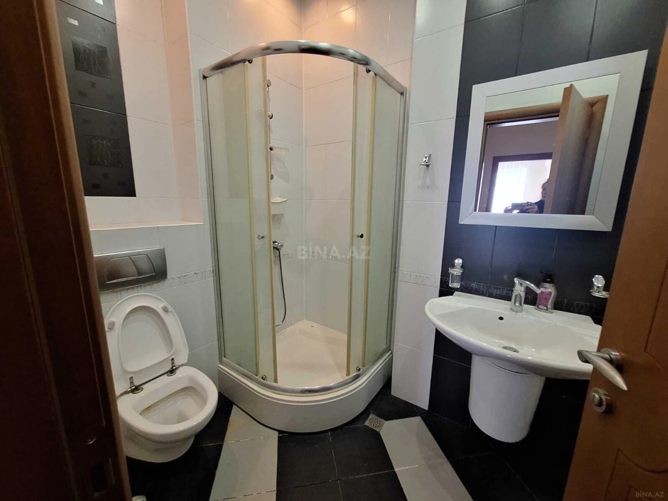 Kirayə verilir 4 otaqlı mənzil 200 m²