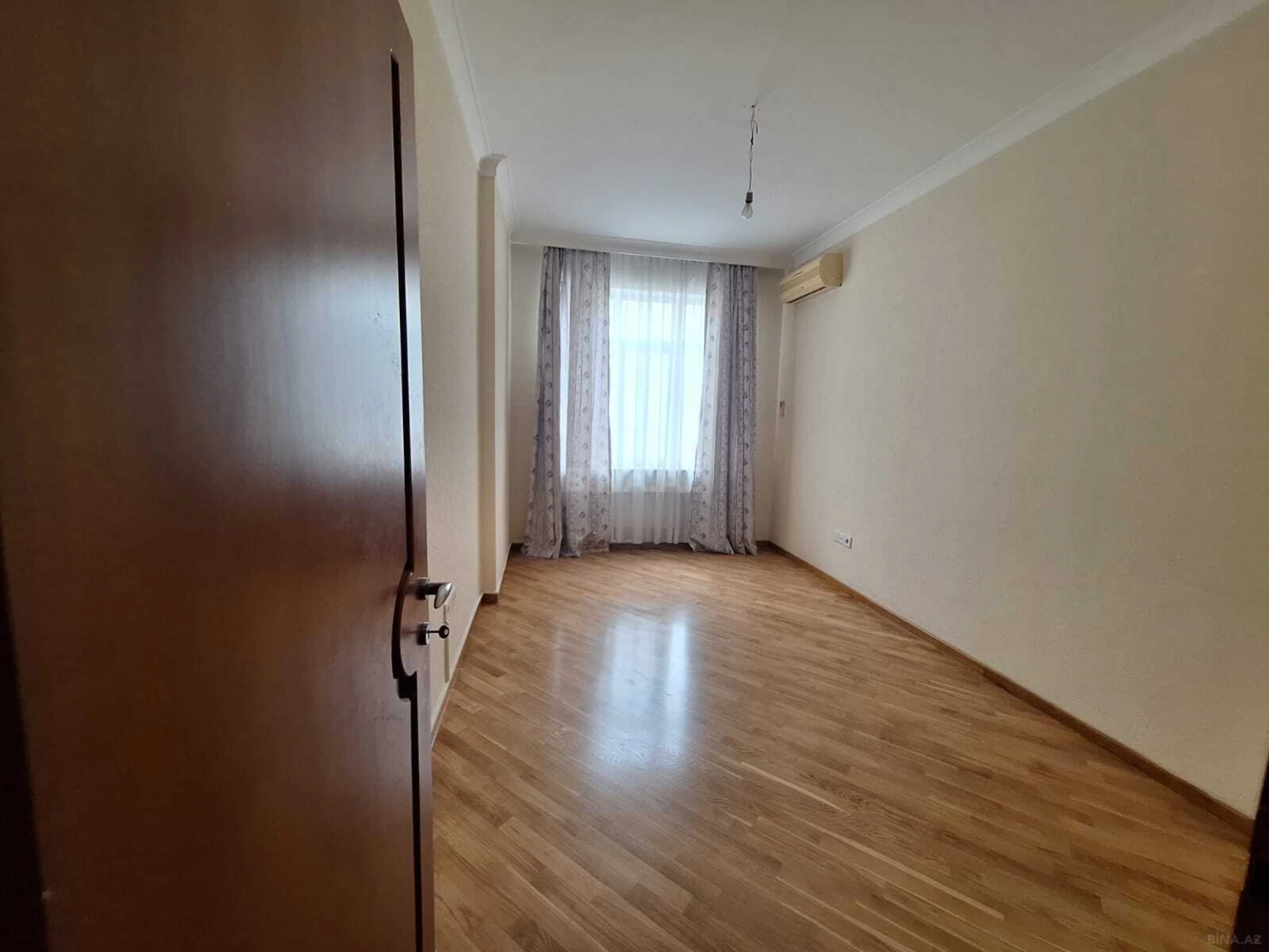 Kirayə verilir 4 otaqlı mənzil 200 m²