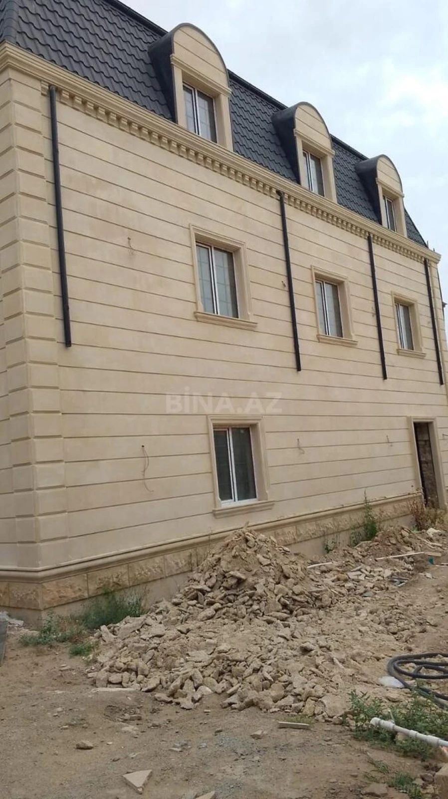 Satılır 6 otaqlı həyət evi 300 m²