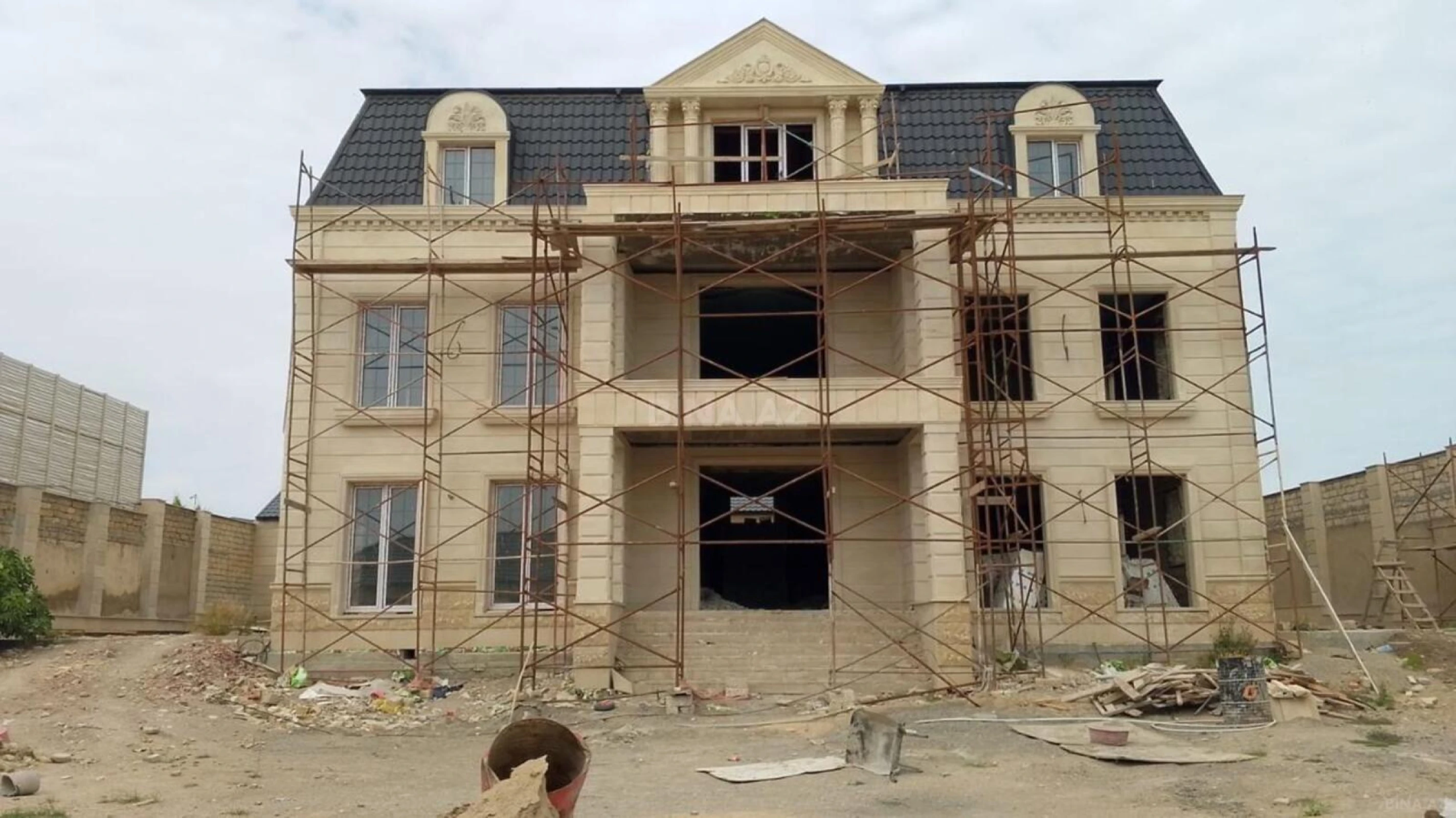 Satılır 6 otaqlı həyət evi 300 m²