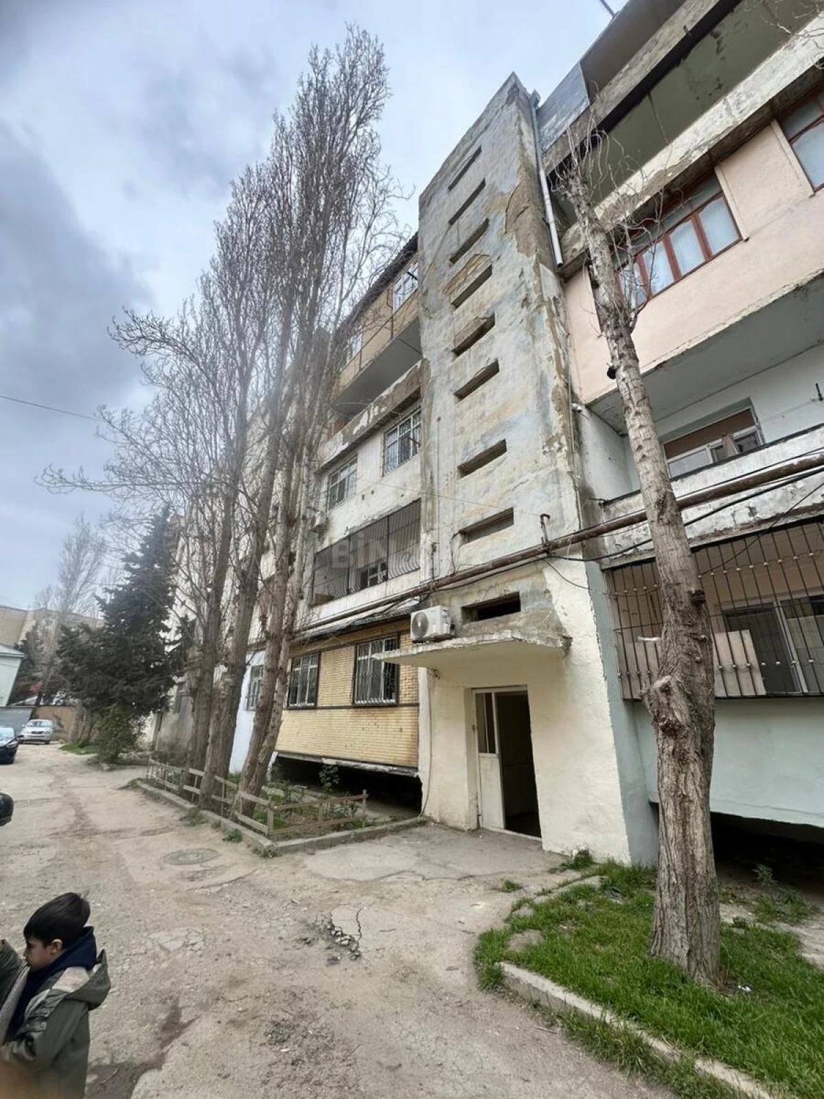 Satılır 4 otaqlı mənzil 130 m²