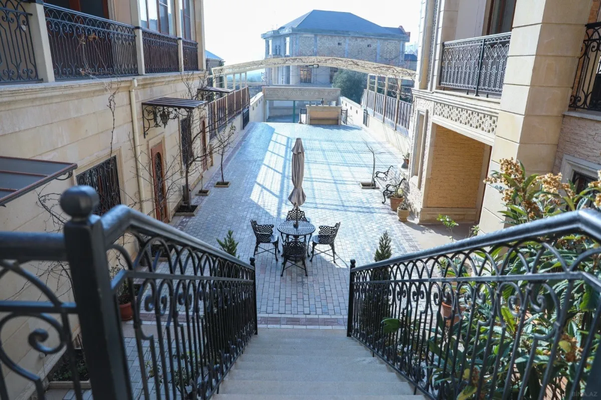 Satılır 10 otaqlı həyət evi 1000 m²