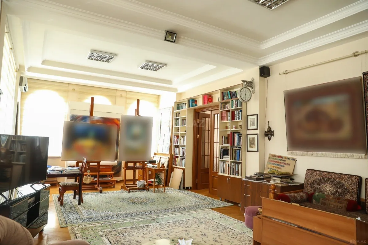 Satılır 10 otaqlı həyət evi 1000 m²