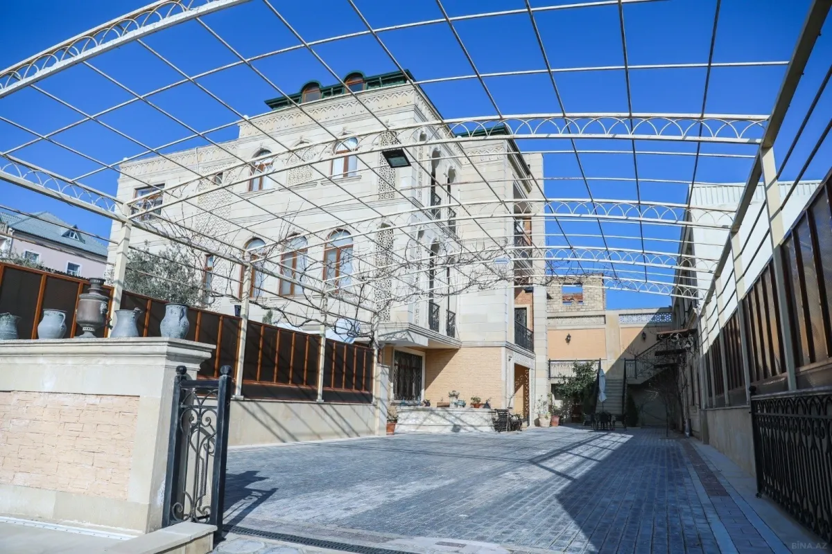 Satılır 10 otaqlı həyət evi 1000 m²