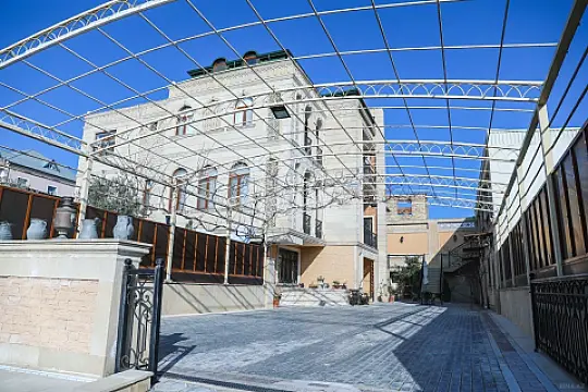 Satılır 10 otaqlı həyət evi 1000 m²